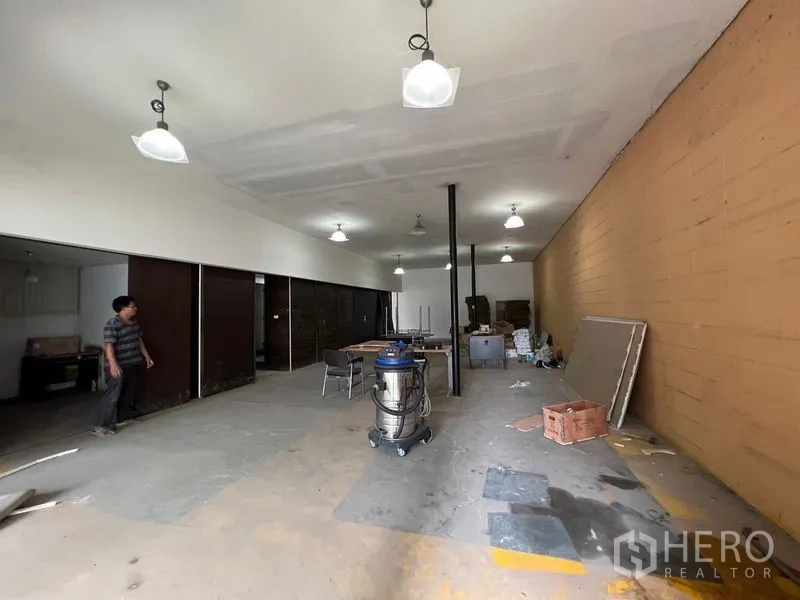 คลังสินค้า ให้เช่าในSuan Luang, Bangkok - ฮอลล์เก็บสินค้ากว้าง มีเสากลาง ประตูบานเลื่อนด้านข้างสำหรับทำออฟฟิศหรือเก็บของ พื้นคอนกรีตทนทาน