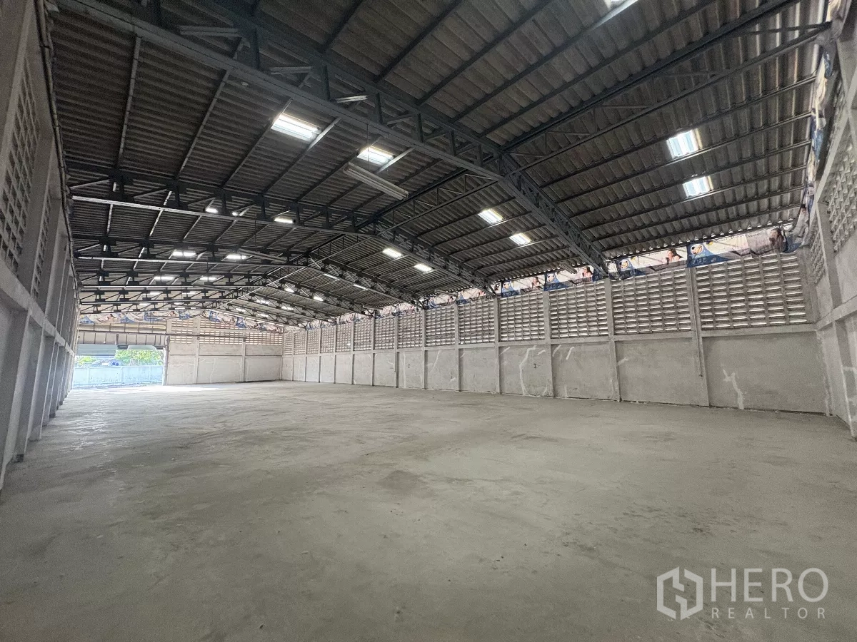Warehouse for rent in Khlong Toei, Bangkok - Open-plan storage space with wide entrance and ventilated block walls in Bangkok.
