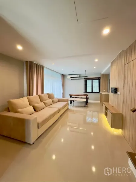 บ้าน ให้เช่าในSamut Prakan - ห้องนั่งเล่นกว้าง โซฟาตัวยาว ผ้าม่านสูงจรดเพดานและโต๊ะทานข้าว