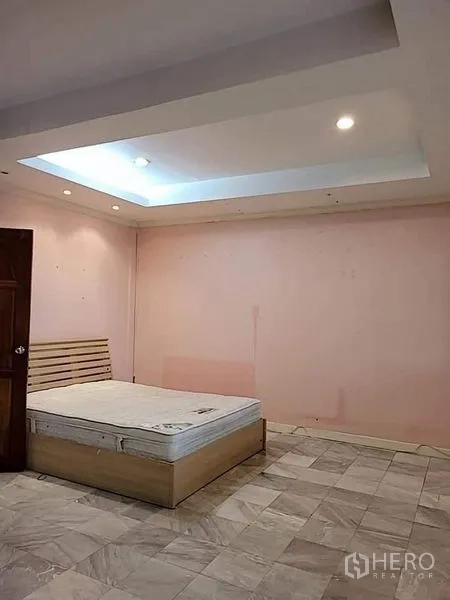 บ้าน ให้เช่า - ด้านหน้าบ้านติดถนนพร้อมรั้วเหล็กและเฉลียงโค้ง