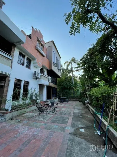 联排别墅 出租在Khlong Toei, Bangkok - 从侧面看联排别墅与大露台，周围环绕绿植与树木。