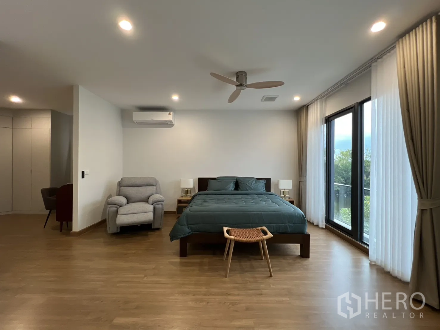 独立式住宅 出租在Prawet, Bangkok - 主卧通阳台门与落地窗帘。