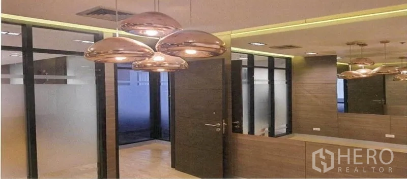 办公空间 出租在Bang Rak, Bangkok - 现代会议区，铜色吊灯、木质墙面与玻璃隔间。