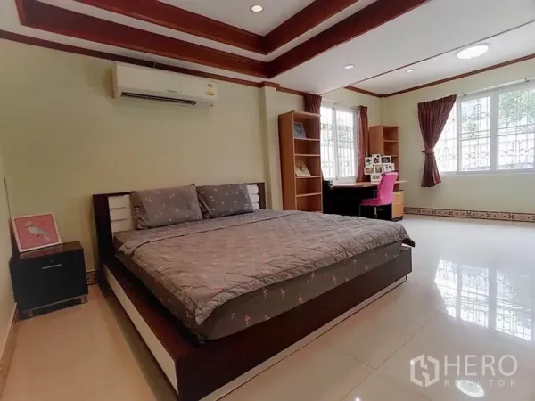 独立式住宅 出租在Din Daeng, Bangkok - 宽敞主卧，特大床、书桌书架与空调