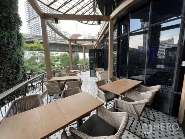 零售空间 出租 - 户外就座区，面向城市景观与高架轨道线。