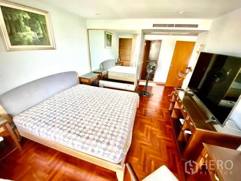 คอนโด ให้เช่าในSathon, Bangkok - ห้องนอนมาสเตอร์ เตียงขนาดใหญ่ ตู้ทีวี และกระจกเต็มผนัง