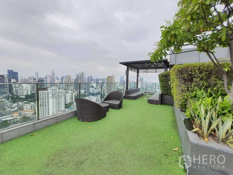 คอนโด ขายในWatthana, Bangkok - สวนลอยฟ้าพร้อมศาลาพักผ่อน กระถางต้นไม้ และวิวสุขุมวิทแบบพาโนรามา