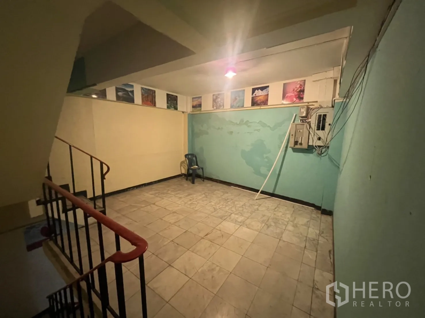 店屋 出租在Watthana, Bangkok - 楼梯平台区，瓷砖地面与电控箱。