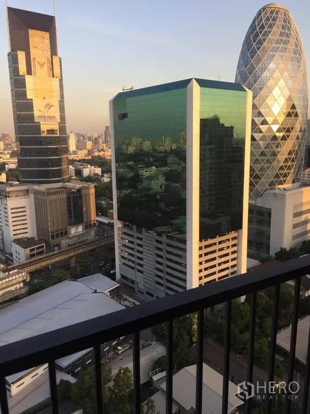 公寓 出租在Phaya Thai, Bangkok - 阳台城市全景，现代写字楼与独特玻璃塔楼近在眼前。