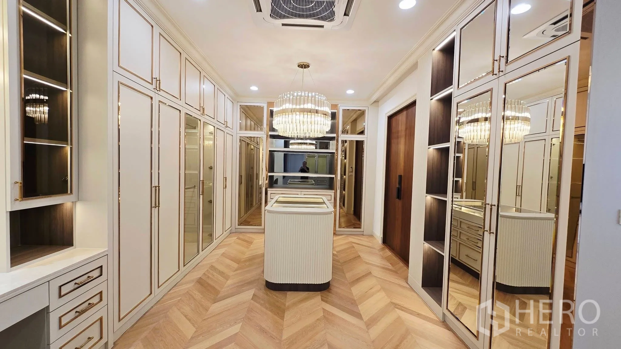 独立式住宅 出租在Prawet, Bangkok - 步入式衣柜，镜面柜体与人字拼地板。