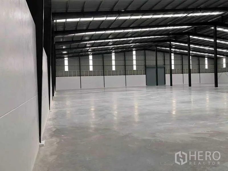 货栈 出租或出售在Nikhom Phatthana, Rayong - 侧视图展示平整的混凝土地面与隔热屋面板。