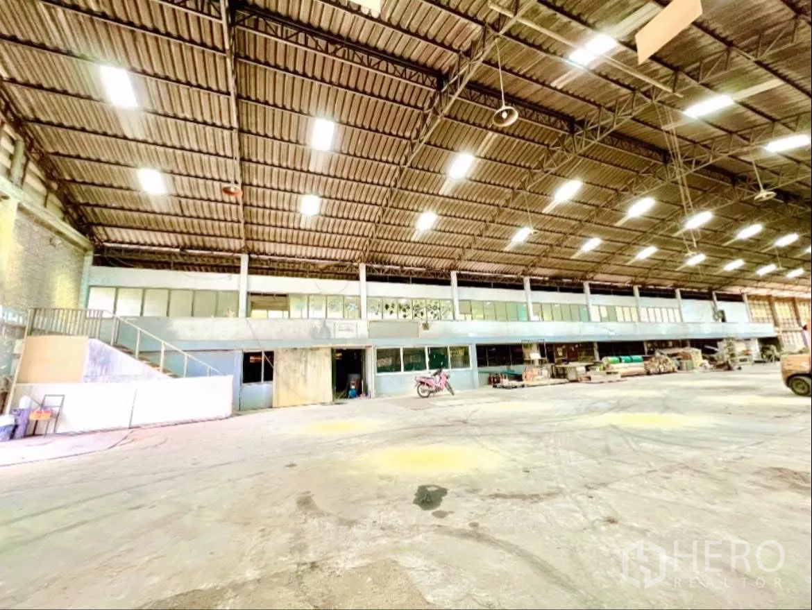 Factory for rent in Sai Noi, Nonthaburi - Interior view showing the mezzanine and long office block inside the factory.