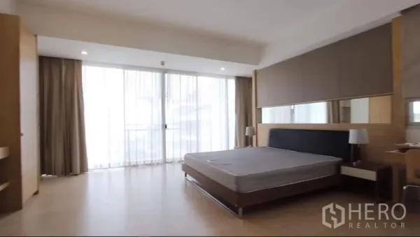 公寓 出租在Watthana, Bangkok - 大主卧配大床，落地窗采光好，可出阳台。