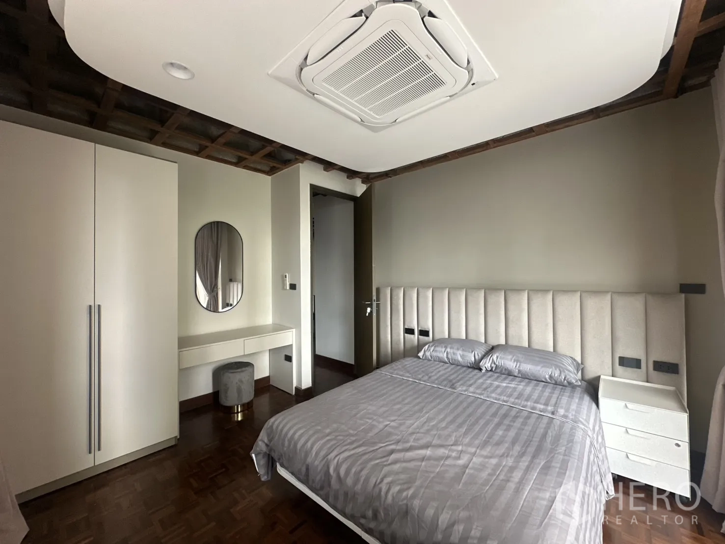 พื้นที่ขายของ for rent in Watthana, Bangkok - ห้องนอนมีหัวเตียงบุนวม ตู้เสื้อผ้า และโต๊ะเครื่องแป้ง.