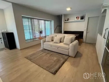 บ้านแฝด for rent in Prawet, Bangkok - มุมมองห้องนั่งเล่นพร้อมที่นั่งริมหน้าต่างรับแสงธรรมชาติ