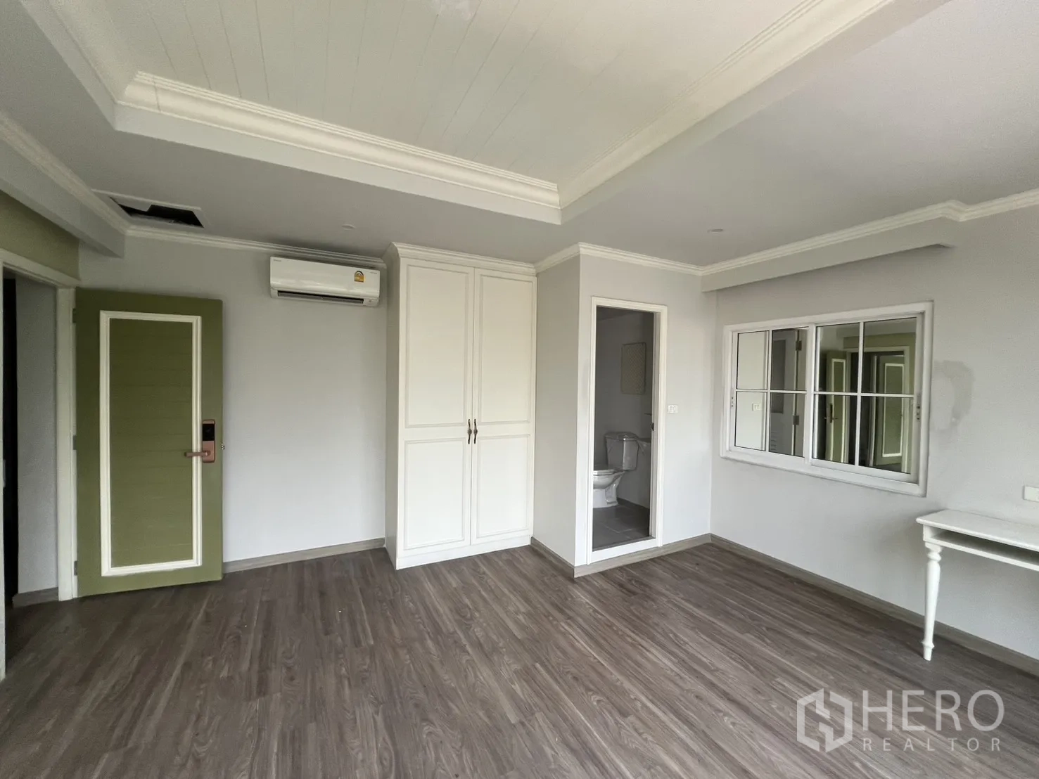Shophouse for rent in Bang Rak, Bangkok - Built-in bunk bed with ladder and overhead storage in a compact room.