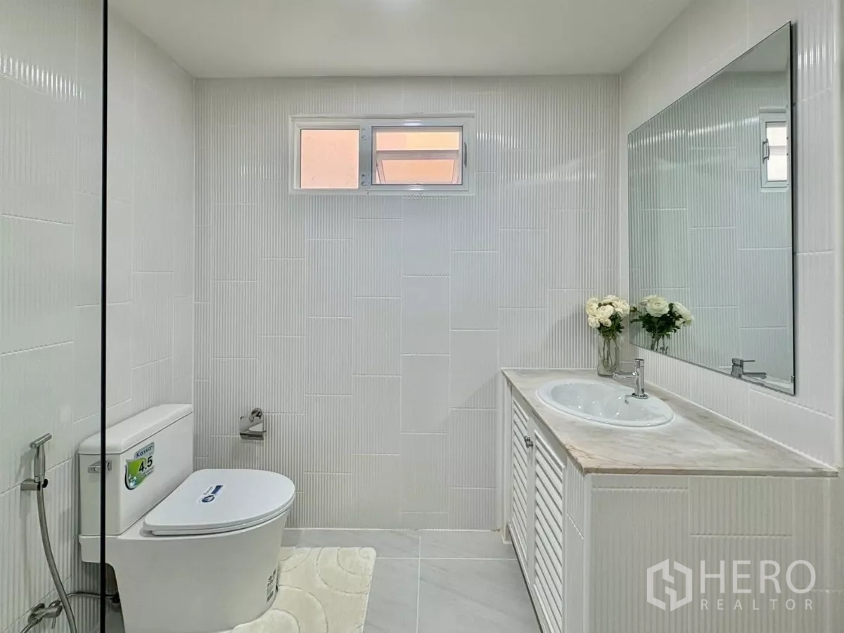 Detached House for rent in Huai Khwang, Bangkok - Bathroom vanity with large mirror and under‑counter storage