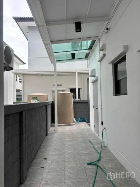 独立式住宅 出租在Mueang Nonthaburi, Nonthaburi - 带顶棚的后勤庭院，置水塔与实用管线设施。