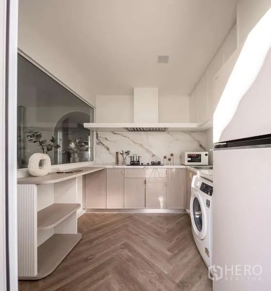 Detached House for rent or sale in Bang Phli, Samut Prakan - Compact built-in kitchen with marble backsplash, hob, fridge and washing machine.