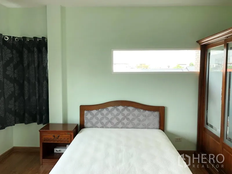 บ้าน ให้เช่าหรือขายในHuai Khwang, Bangkok - ห้องนอนเตียงหัวเบาะ มีช่องแสงแนวยาวและผ้าม่านสีเข้ม