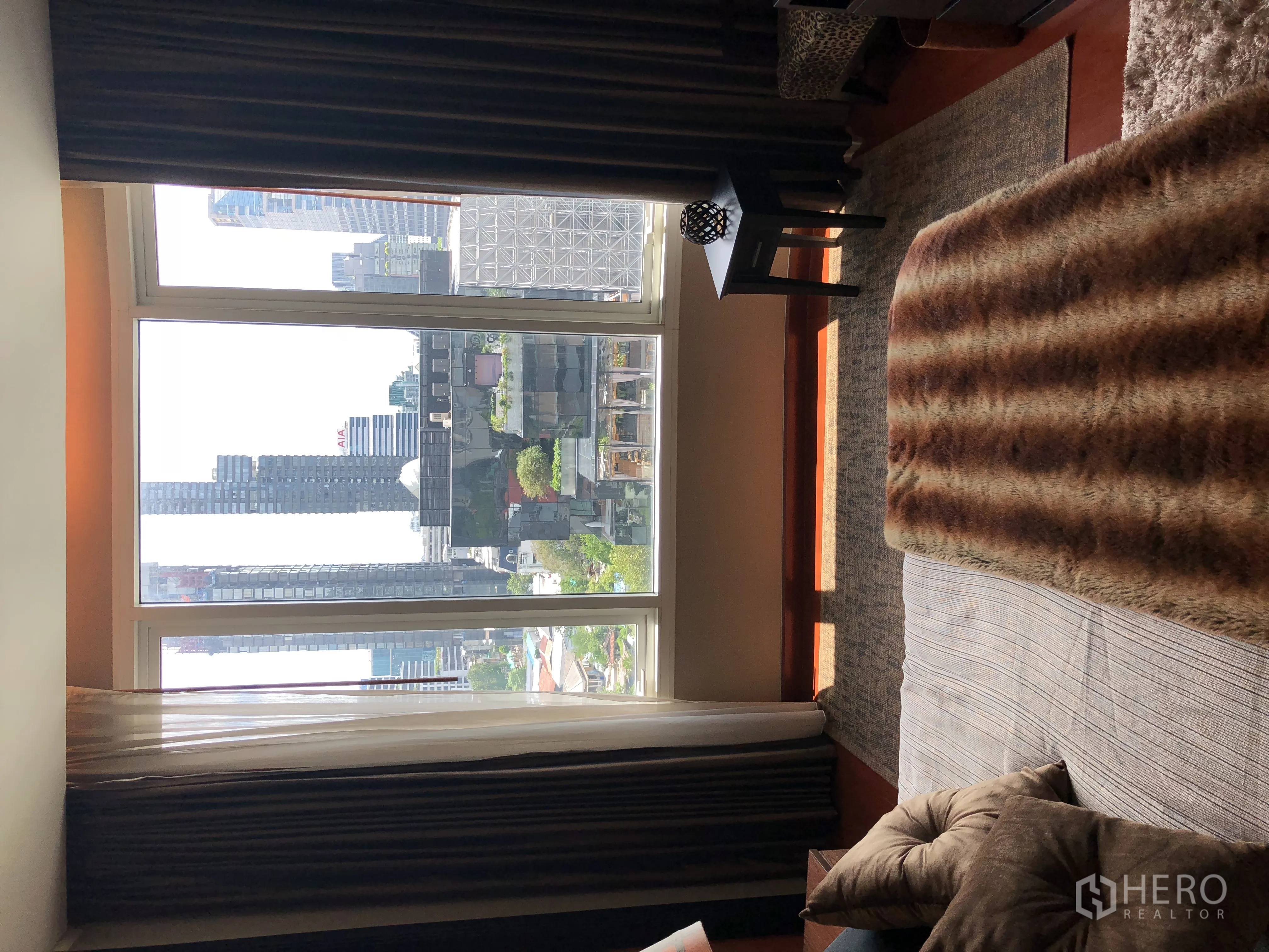 คอนโด ให้เช่าในBang Rak, Bangkok - ห้องนอนพร้อมหน้าต่างสูงจรดเพดาน รับแสงธรรมชาติและวิวเมือง