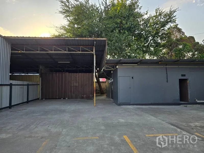 สำนักงานที่บ้าน ให้เช่าในPrawet, Bangkok - พื้นที่ลานคอนกรีตพร้อมหลังคาคลุมขนถ่ายและอาคารบริการ