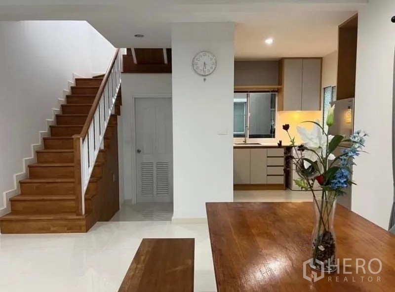 บ้าน ให้เช่าในSuan Luang, Bangkok - บันไดข้างทางเข้าครัวในชั้นล่างแบบโอเพน