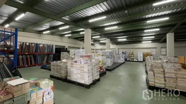 Warehouse for sale in Bangkok Yai, Bangkok - Open storage hall with concrete floor, columns and bright strip lighting.