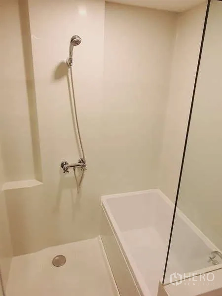คอนโด ให้เช่าในSathon, Bangkok - ห้องน้ำสมัยใหม่ มีฝักบัวกระจกและอ่างอาบน้ำ โทนสีอบอุ่น