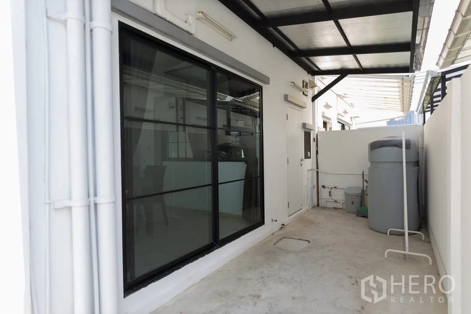 ทาวน์เฮาส์ for rent in Bang Phli, Samut Prakan - พื้นที่ซักล้างมีหลังคา ถังเก็บน้ำ และประตูบริการข้างบ้าน