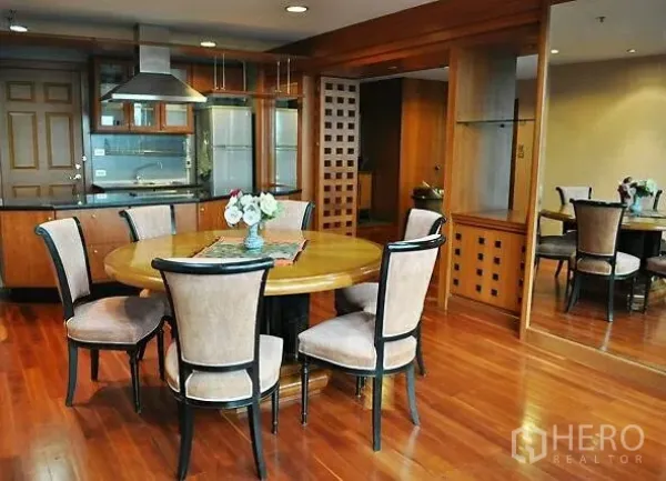 คอนโด ขายในPathum Wan, Bangkok - มุมทานข้าวโต๊ะกลม 6 ที่นั่ง ตู้ไม้ ติดครัวแบบเปิดพร้อมเครื่องดูดควัน