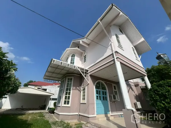 Detached House for sale in Phra Khanong, Bangkok - Two‑storey detached house in Phra Khanong, Bangkok with blue arched door, bay windows and covered porch.