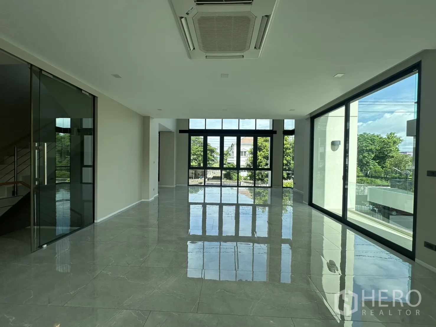家庭办公室 for rent or sale in Suan Luang, Bangkok - 开放楼层含玻璃会议室、楼梯与嵌入式空调。