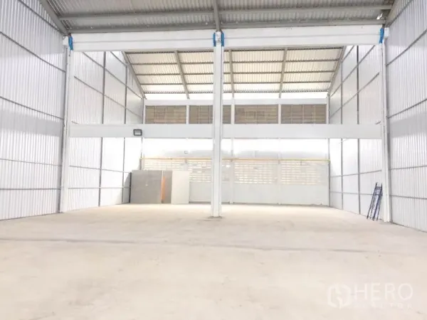 Factory for rent in Mueang Samut Prakan, Samut Prakan - Bright factory interior with high clear-span steel roof and smooth concrete floor.