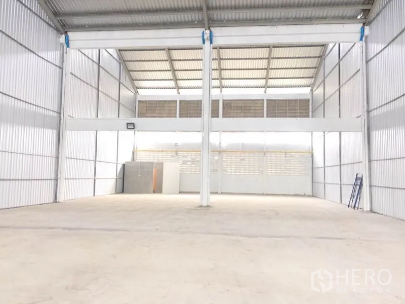 Factory for rent in Mueang Samut Prakan, Samut Prakan - Bright factory interior with high clear-span steel roof and smooth concrete floor.