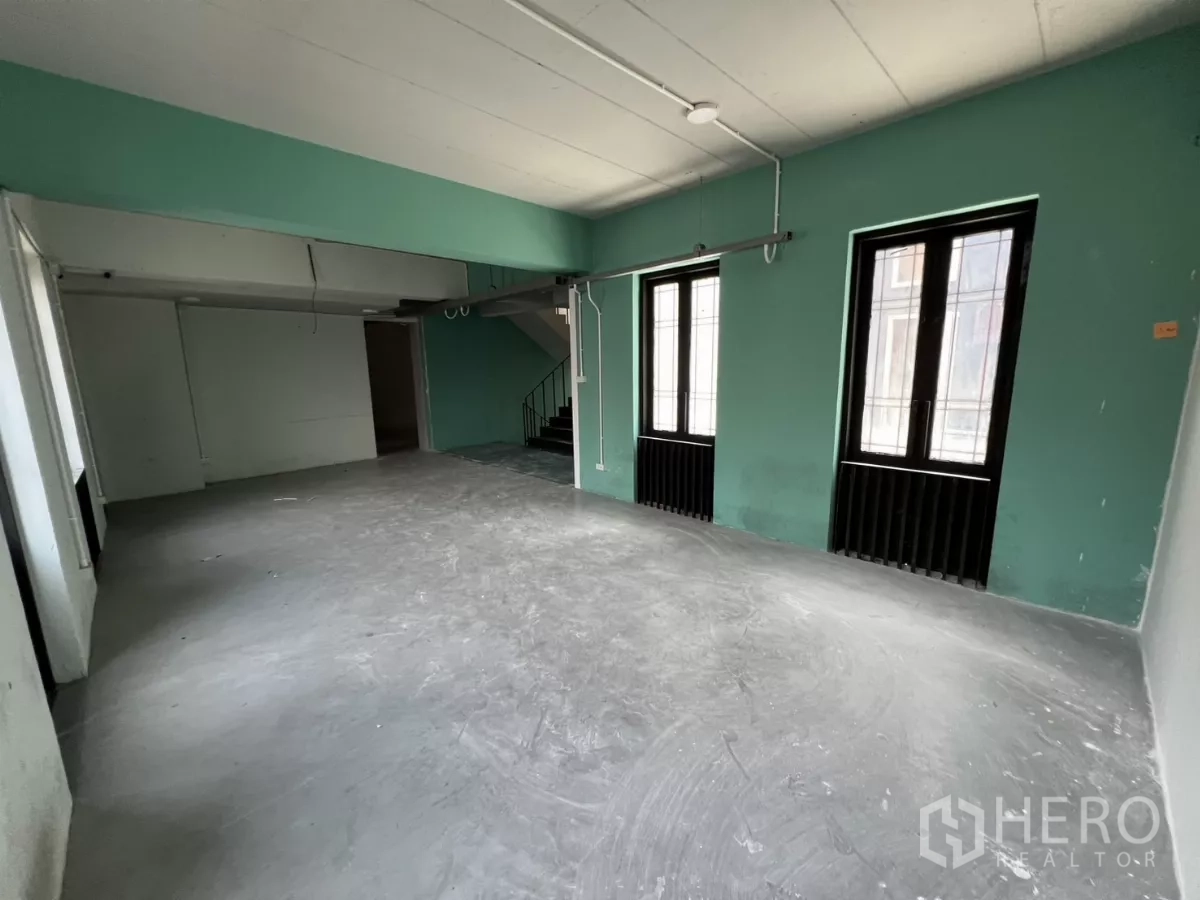 带办公室的家 出租在Pathum Wan, Bangkok - 上层大开间，薄荷绿墙，带窗与楼梯连接。