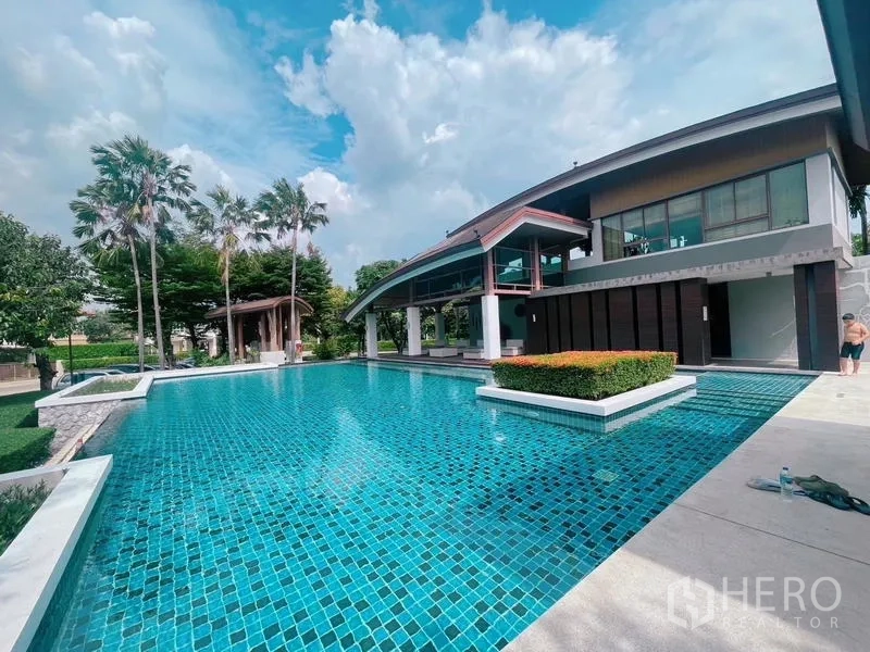 บ้าน ให้เช่าในPrawet, Bangkok - สระว่ายน้ำส่วนกลางขนาดใหญ่ พร้อมคลับเฮาส์และต้นไม้ร่มรื่น