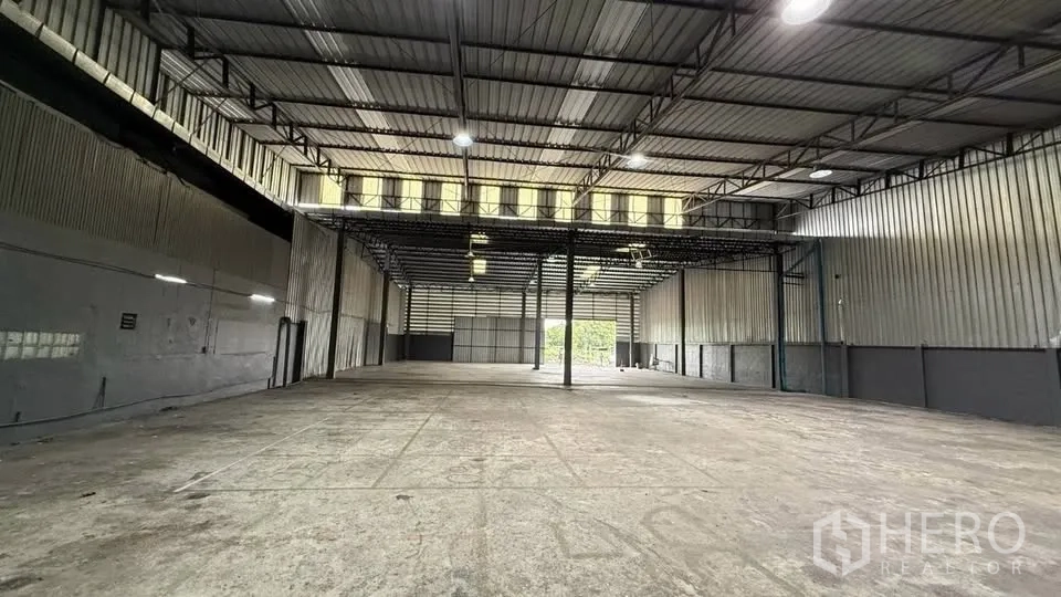 Warehouse for rent in Bang Na, Bangkok - Deep warehouse bay with high roof, lights and large opening to the yard.