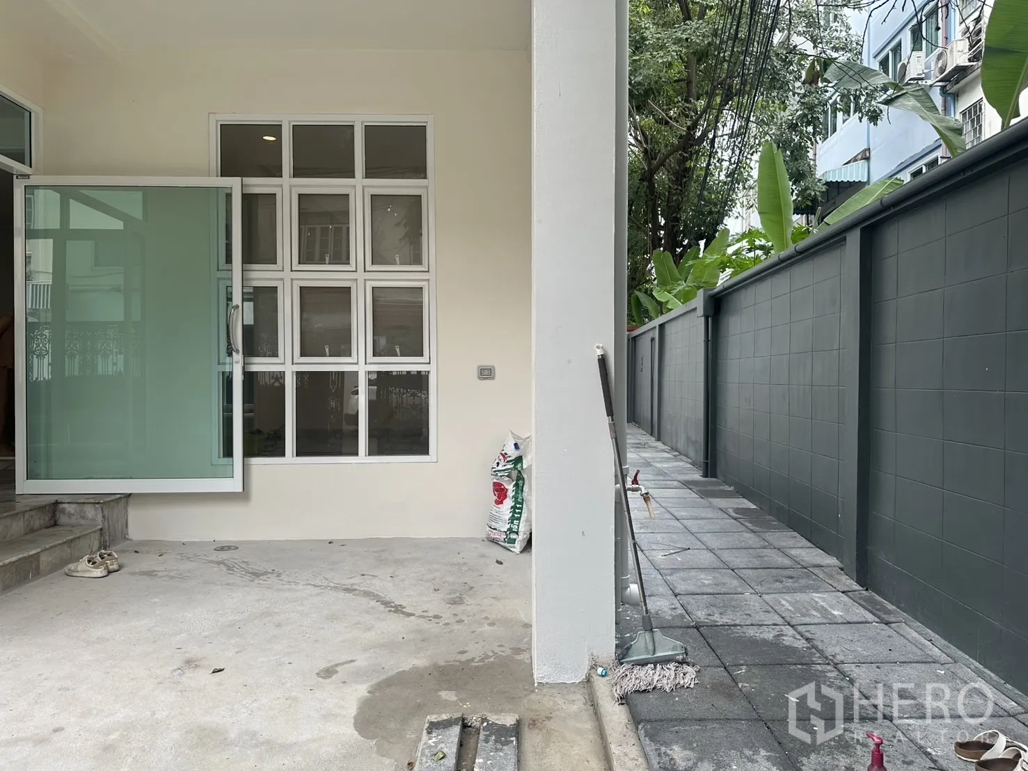 带办公室的家 出租在Khlong Toei, Bangkok - 带顶前廊与房屋侧边步道。