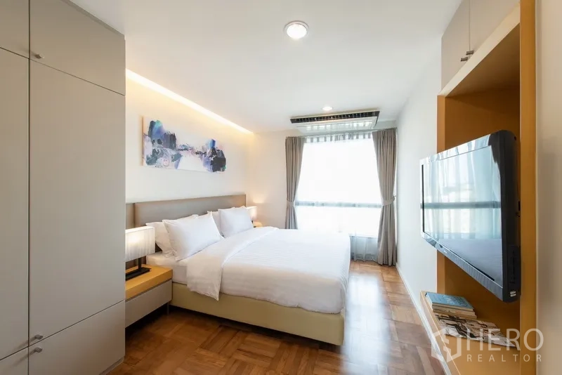 อพาร์ทเมนท์ ให้เช่าในYan Nawa, Bangkok - ห้องนอนหลักมีหน้าต่างบานใหญ่ ทีวีติดผนัง และพื้นปาร์เกต์