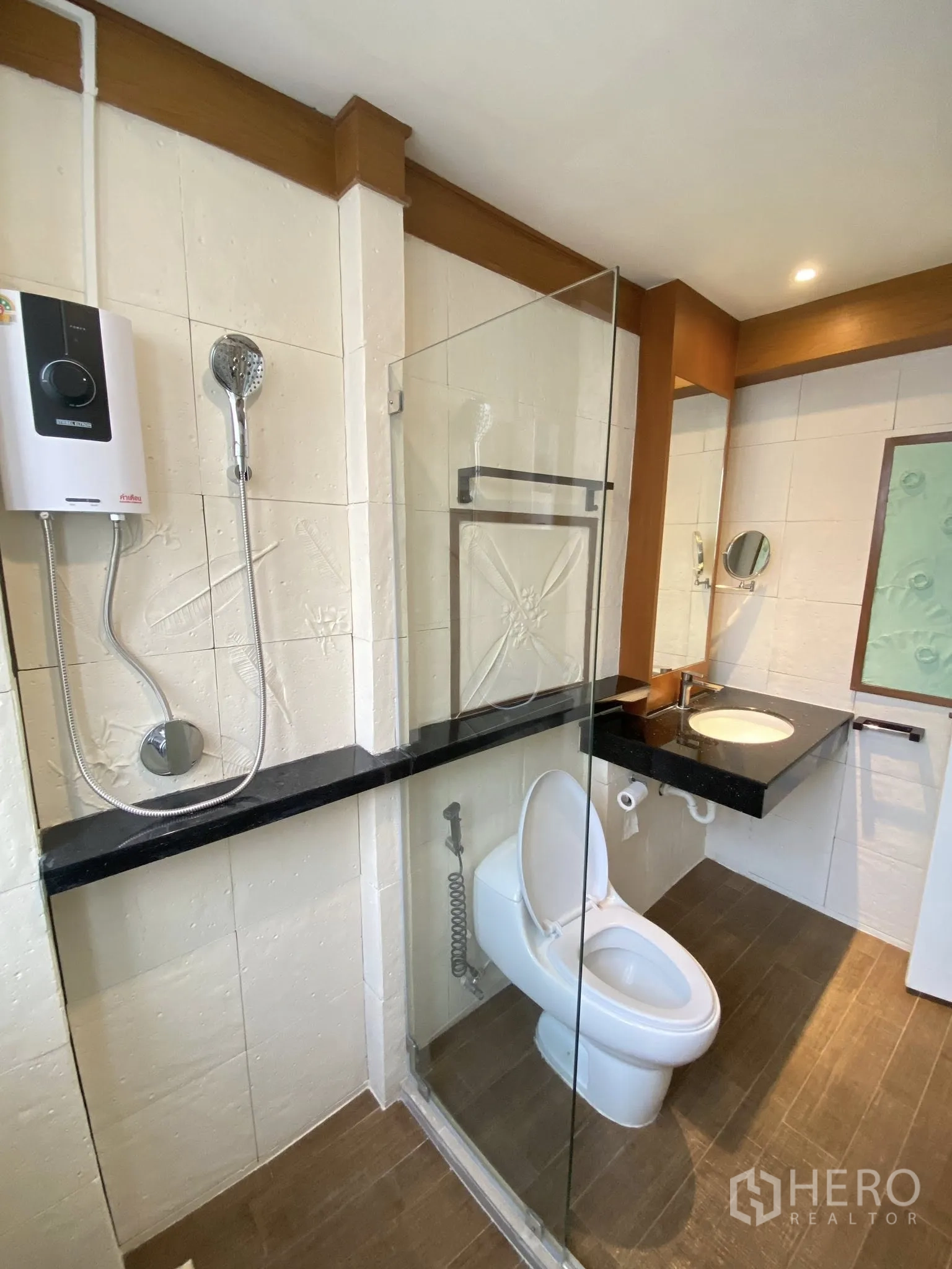 家庭办公室 for rent in Pathum Wan, Bangkok - 浴室设玻璃隔断淋浴、热水器与石材台盆。