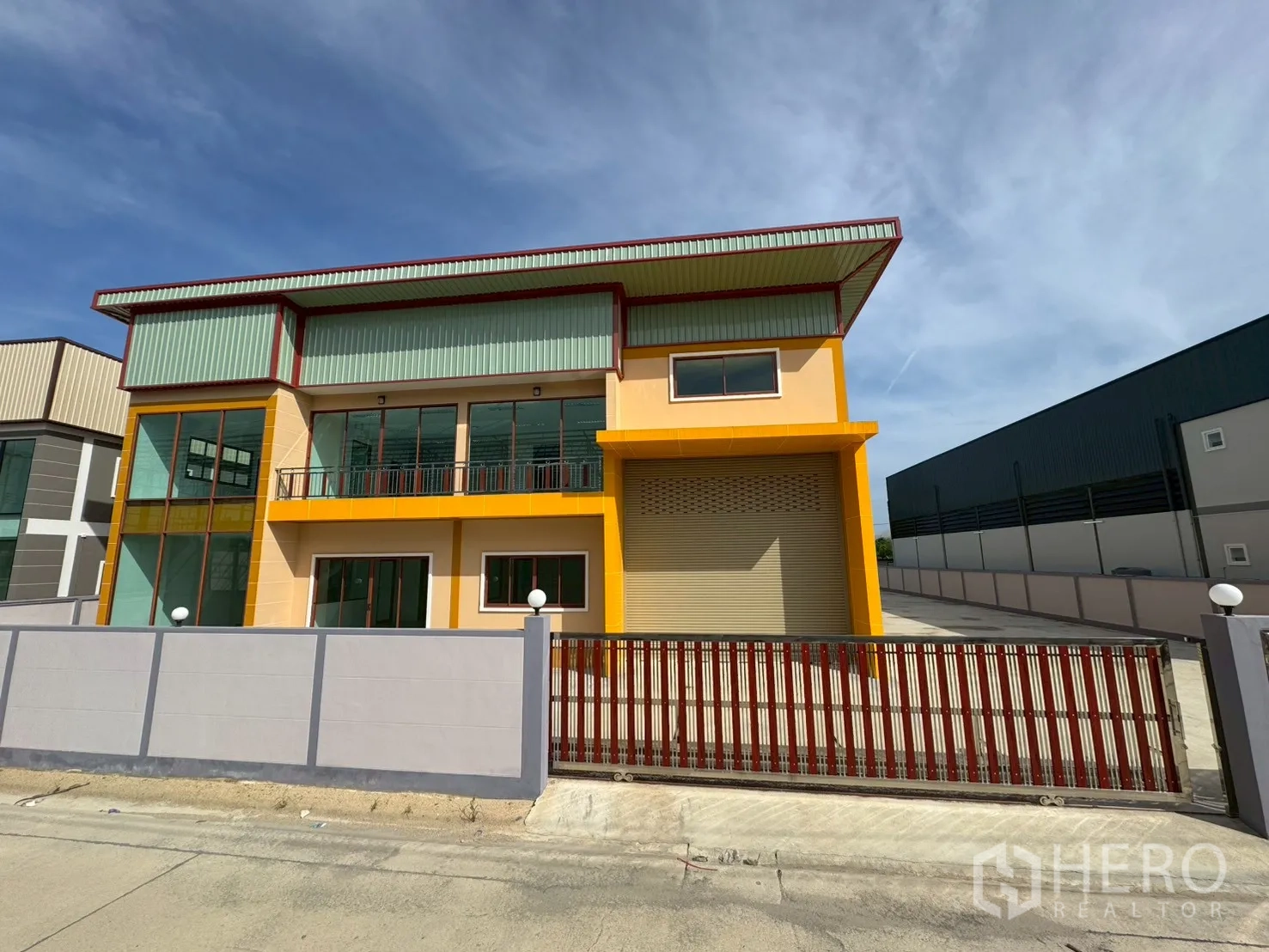 โรงงาน for sale in Mueang Samut Sakhon, Samut Sakhon - โรงงาน 2 ชั้นสีเหลือง มีระเบียงและประตูม้วนใหญ่ พร้อมรั้วหน้าบ้าน