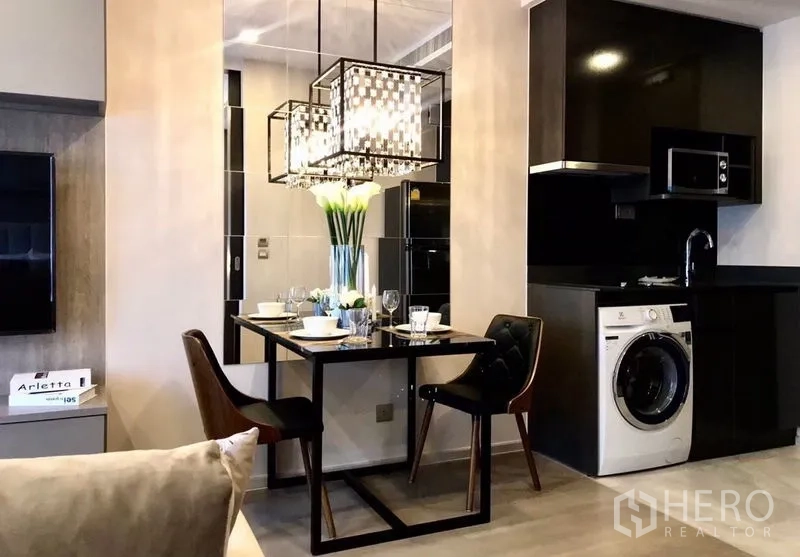 คอนโด ให้เช่าในWatthana, Bangkok - โต๊ะทานข้าวสำหรับสอง คนใต้โคมไฟแขวน ข้างครัวสมัยใหม่