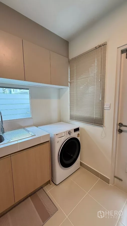 Detached House for rent in Bang Phli, Samut Prakan - Laundry area with washing machine, sink, and window.