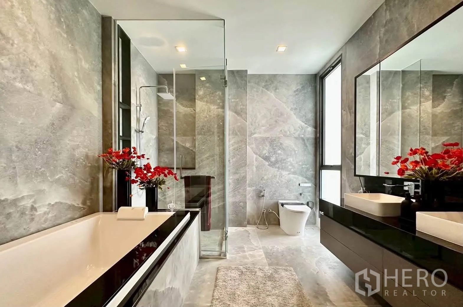 独栋房屋 for rent or sale in Suan Luang, Bangkok - 水疗风格浴室，内置浴缸、玻璃淋浴间、宽镜面台盆与灰色石材墙面。