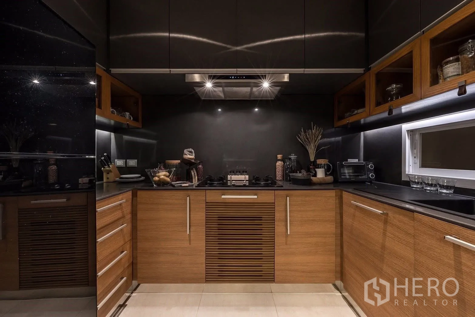 ทาวน์เฮาส์ for sale in Suan Luang, Bangkok - ครัวรูปตัวยู ตู้ไม้ ท็อปสีดำ และฮูดดูดควัน