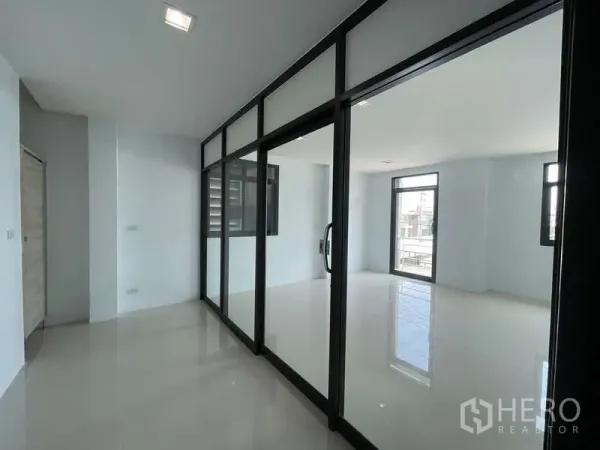โรงงาน ให้เช่าในBan Phaeo, Samut Sakhon - ออฟฟิศชั้นบนกั้นห้องกระจก พื้นกระเบื้องแสงสว่างทั่วถึง.