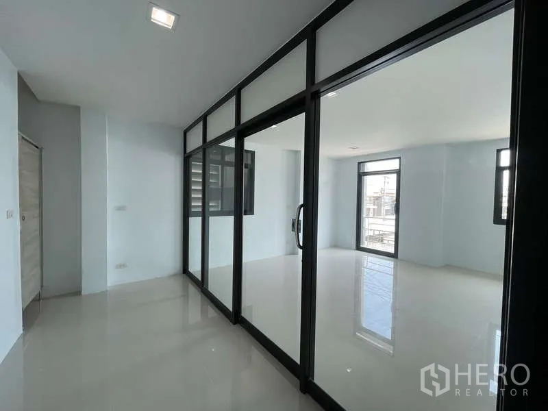 โรงงาน ให้เช่าในBan Phaeo, Samut Sakhon - ออฟฟิศชั้นบนกั้นห้องกระจก พื้นกระเบื้องแสงสว่างทั่วถึง.