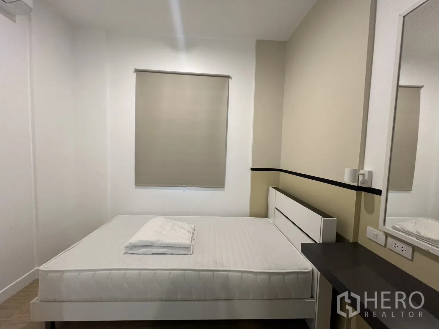 公寓 for rent in Bang Kapi, Bangkok - 宽敞主卧，配大床并连通套内浴室。