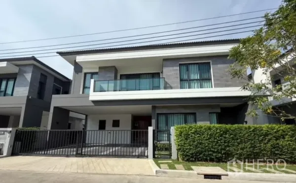 独立式住宅 出租在Bang Phli, Samut Prakan - 现代两层独栋别墅，带大门车道与二楼阳台